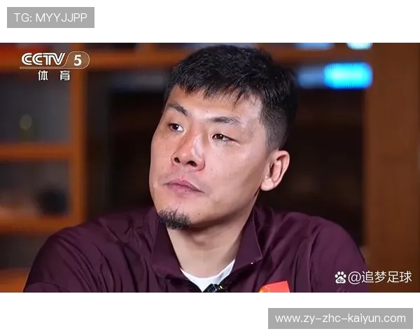 中超俱乐部数据分析负责人走到台前接受采访